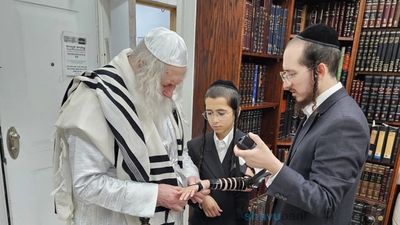 וּמִשֶּׁפַע מִצְוַת תְּפִלִּין • הגה"צ רבי אליעזר ברלנד שליט"א בהנחת תפילין בבר המצווה לנינו