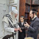 וּמִשֶּׁפַע מִצְוַת תְּפִלִּין • הגה"צ רבי אליעזר ברלנד שליט"א בהנחת תפילין בבר המצווה לנינו