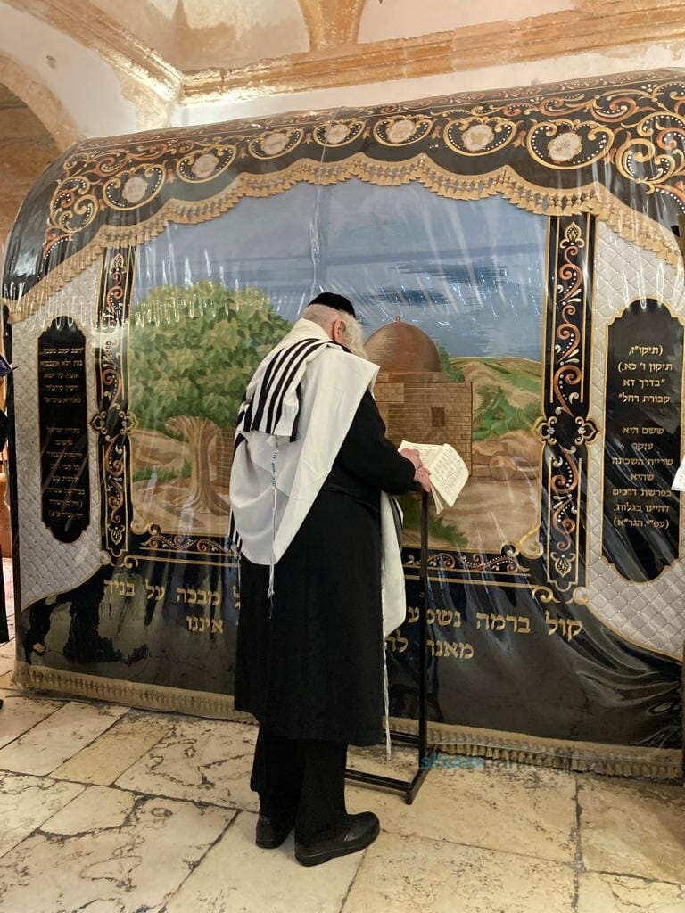 'מנעי קולך מבכי' – הגה"צ רבי אליעזר ברלנד שליט"א בקבר רחל אמנו