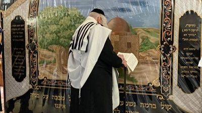 'מנעי קולך מבכי' – הגה"צ רבי אליעזר ברלנד שליט"א בקבר רחל אמנו