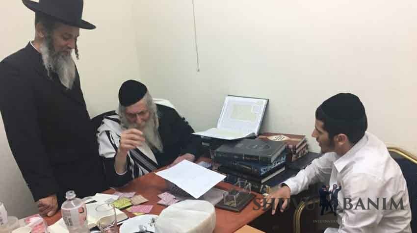 גלריית תמונות מקבלת הקהל של הגה"צ הרב אליעזר ברלנד שליט"א אצל יואל סלומון