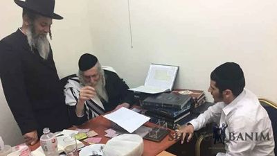 גלריית תמונות מקבלת הקהל של הגה"צ הרב אליעזר ברלנד שליט"א אצל יואל סלומון