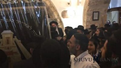 הגה"צ הרב אליעזר ברלנד שליט"א מקבל על עצמו ייסורים להמתקת הגזירות - עצרת תפילה בקבר רחל