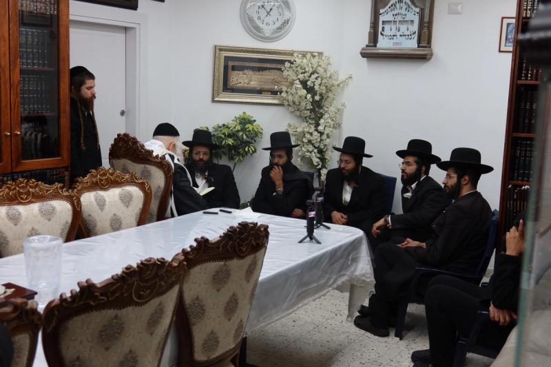 Consuelo de duelo en el santuario interior para la familia del ilustre Rav Moshe