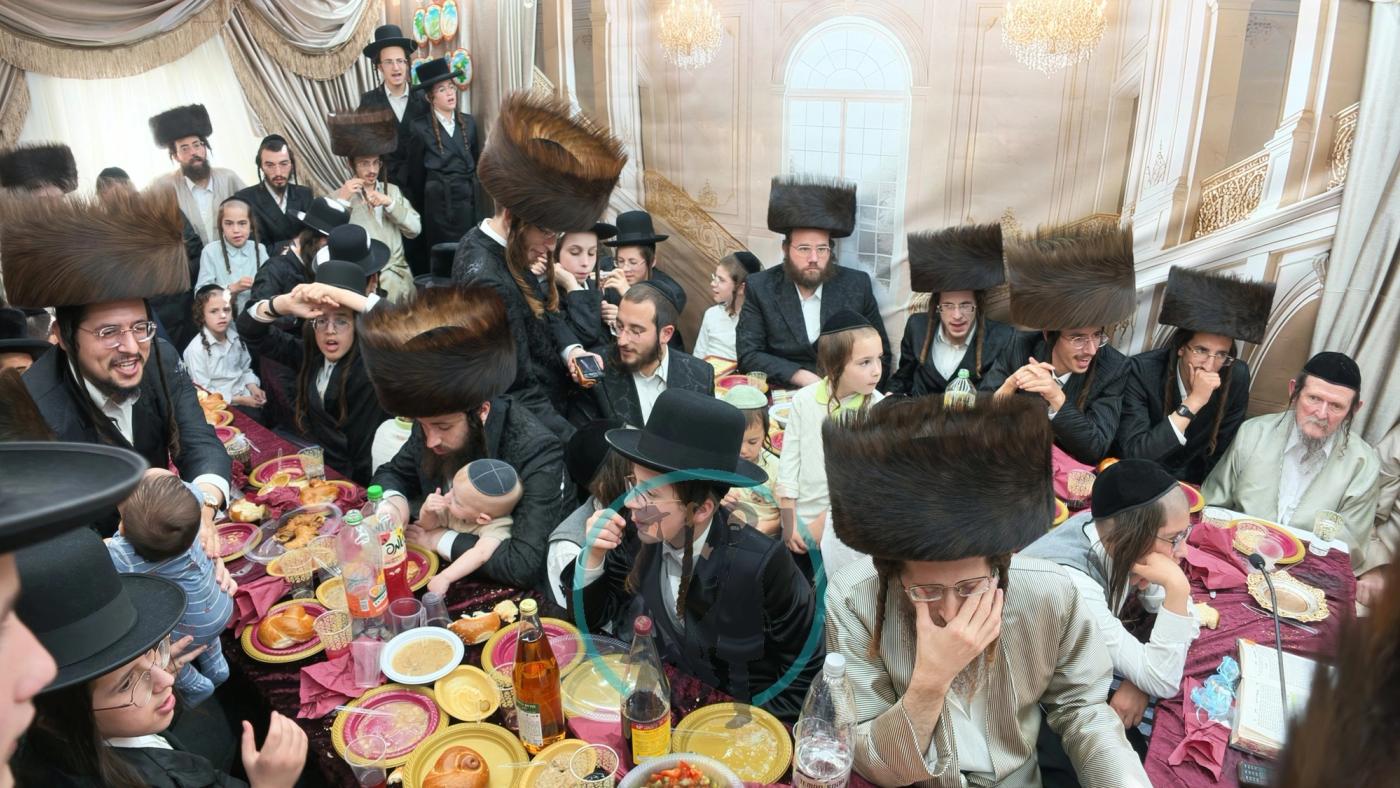 בני המשפחה ומשתתפי המעמד סביב השולחן