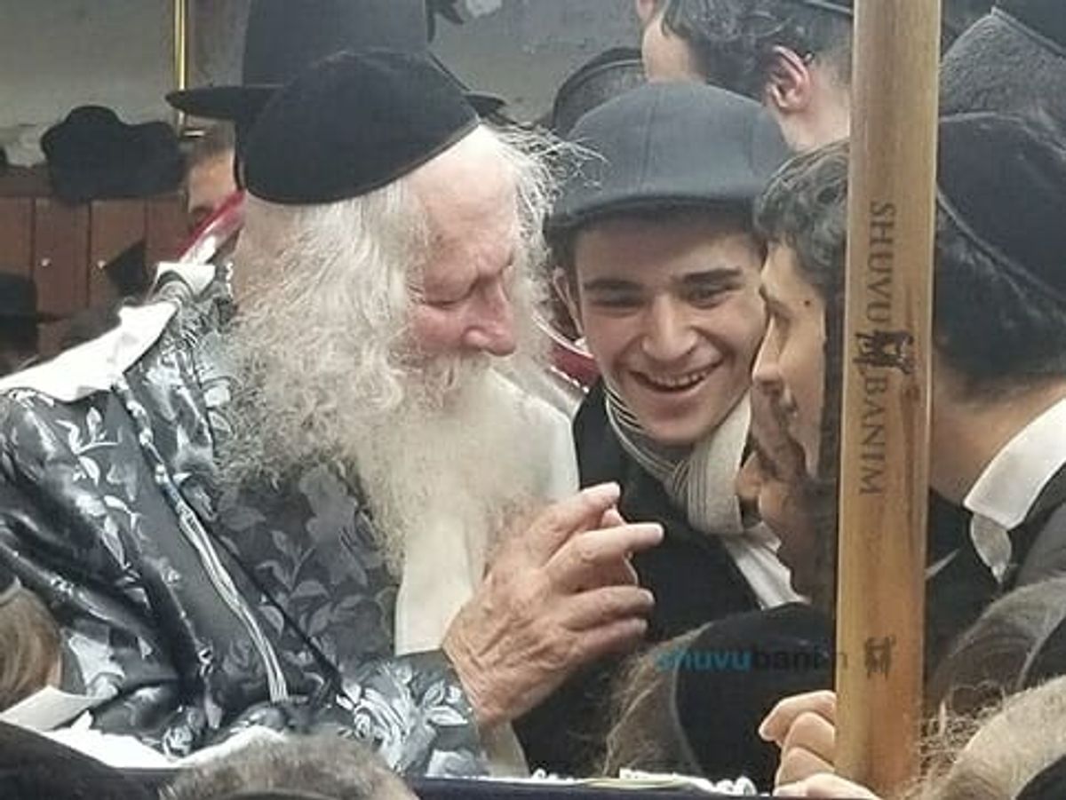 מרגש: מעמד הדלקת נר ראשון של חנוכה באולם בית התפילה יחד עם השיעור הקדוש - הגה"צ הרב אליעזר ברלנד שליט"א