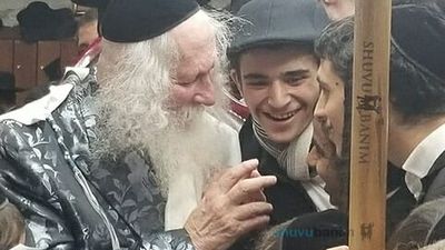 מרגש: מעמד הדלקת נר ראשון של חנוכה באולם בית התפילה יחד עם השיעור הקדוש - הגה"צ הרב אליעזר ברלנד שליט"א