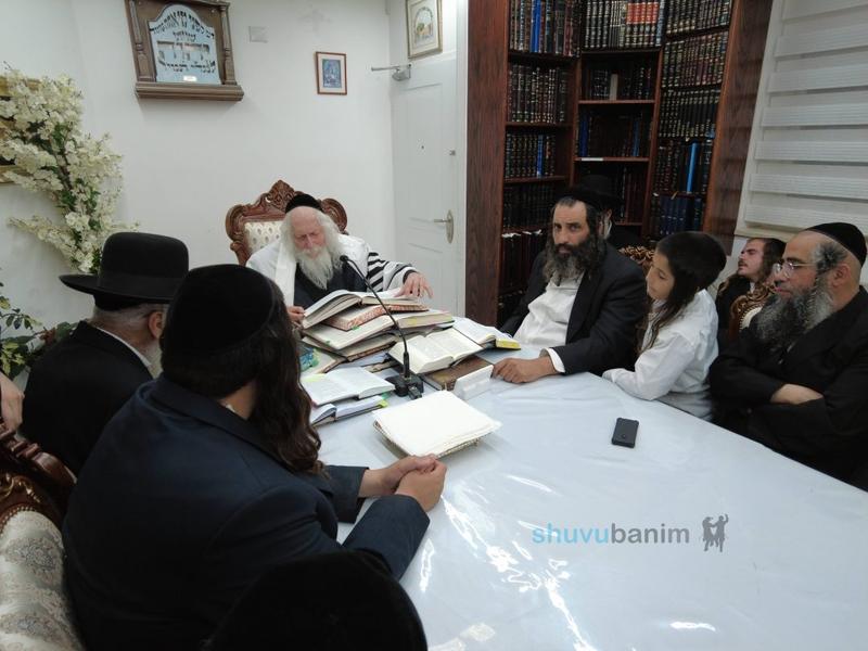 שיעור לתושבי פתח תקווה במעונו של הגה"צ רבי אליעזר ברלנד שליט"א