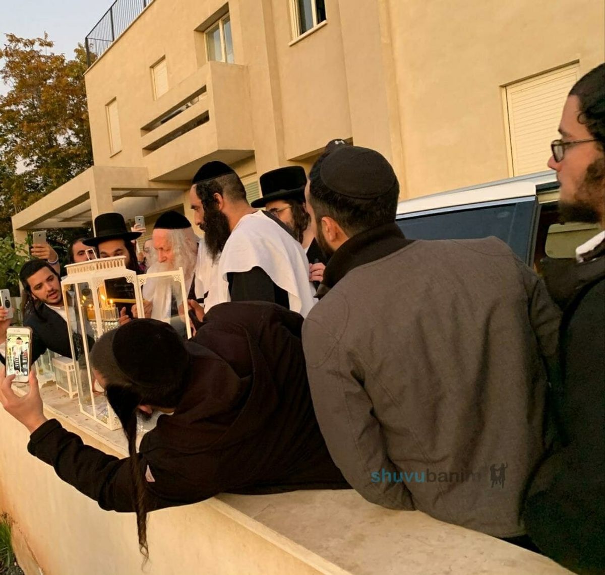 אור עליון: הדלקת נר ראשון מוקדמת של חנוכה בפתח תקווה עם הרב ברלנד שליט"א - תש"פ