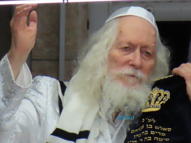 עַל מוֹקֵד מִזְבֵּחַ יֵצֵא בְּמָחוֹל • שמחת תורה אצל הגה"צ רבי אליעזר ברלנד