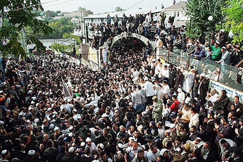 צפו: הגה"צ הרב ברלנד הגיע לאומן: הערב תפילות בציון הק'