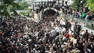 צפו: הגה"צ הרב ברלנד הגיע לאומן: הערב תפילות בציון הק'