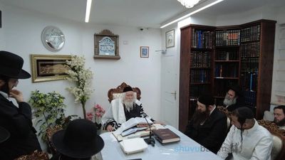 שיעור לבחורים במעונו של הגה"צ רבי אליעזר ברלנד שליט"א