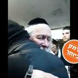 איזה לב יש לצדיק: הגה"צ הרב אליעזר ברלנד שליט"א בוכה בניחום האבלים של מאיר אסולין