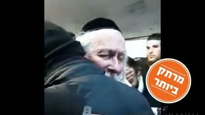 איזה לב יש לצדיק: הגה"צ הרב אליעזר ברלנד שליט"א בוכה בניחום האבלים של מאיר אסולין