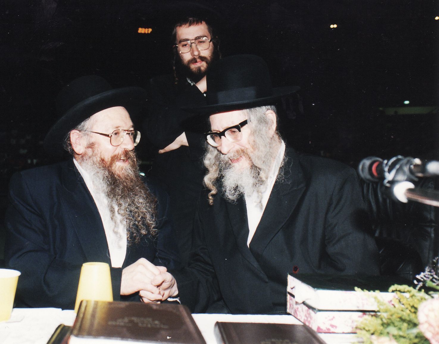 זה מסוכן,זה אש, היא יכולה לשרף אותך!! הרב גולן מזהיר ממחלוקות על צדיקים - הגה"צ הרב אליעזר ברלנד שליט"א