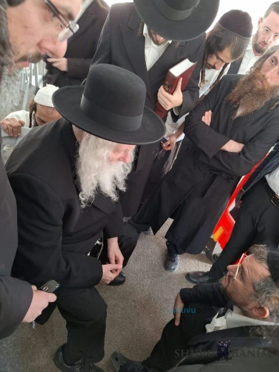 Rabbi Eliezer Berland Shlit”a Comforting Mourners at Home of Deri Family in Beer Sheva