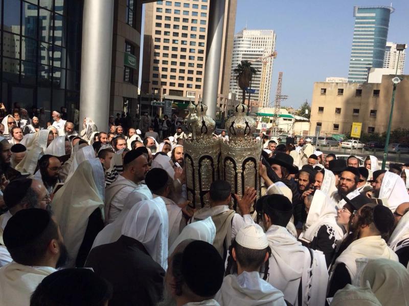 צפו: עצרת תפילה מול שגרירות דרום אפריקה ברמת גן  נגד מאסר בלתי חוקי של הגה"צ הרב