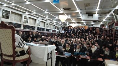 Hundreds of Avreichim from Old City Kollel at Shiur with Rav Berland Shlit”a
