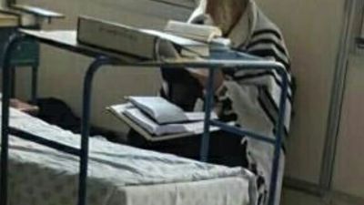 ראיון אישי עם שמשו של הגה"צ הרב אליעזר ברלנד שליט"א לאחר הניתוח המסובך שעבר - הרב כבר שקוע בלימוד