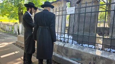 A Rare Visit: Rabbi Eliezer Berland Shlit”a Prays at Grave of Rema in Krakow