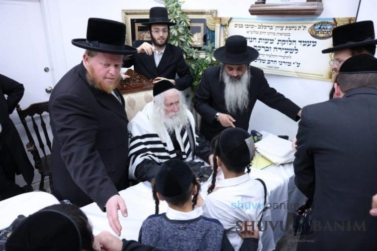 Children of Talmud Torah “Nechamat Tzion” Receive Hanukah Gelt from Rav Berland Shlit”a
