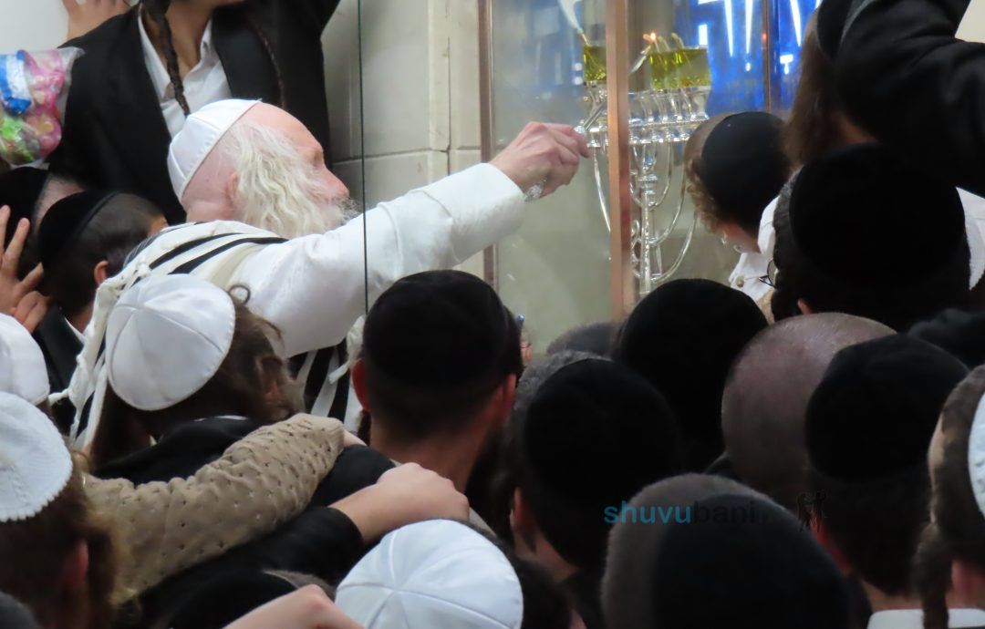 "וְזֶה בְּחִינַת נֵר חֲנוּכָּה כִּי הַצַּדִּיק נִקְרָא אוֹר" • קיבוץ שבת חנוכה בצילו של הגה"צ רבי אליעזר ברלנד שליט"א