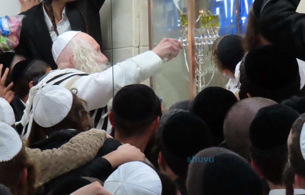 "וְזֶה בְּחִינַת נֵר חֲנוּכָּה כִּי הַצַּדִּיק נִקְרָא אוֹר" • קיבוץ שבת חנוכה בצילו של הגה"צ רבי אליעזר ברלנד שליט"א