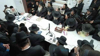 שיעור לכולל 'שובו בנים' בבית מדרשינו - במעונו של הגה"צ רבי אליעזר ברלנד שליט"א