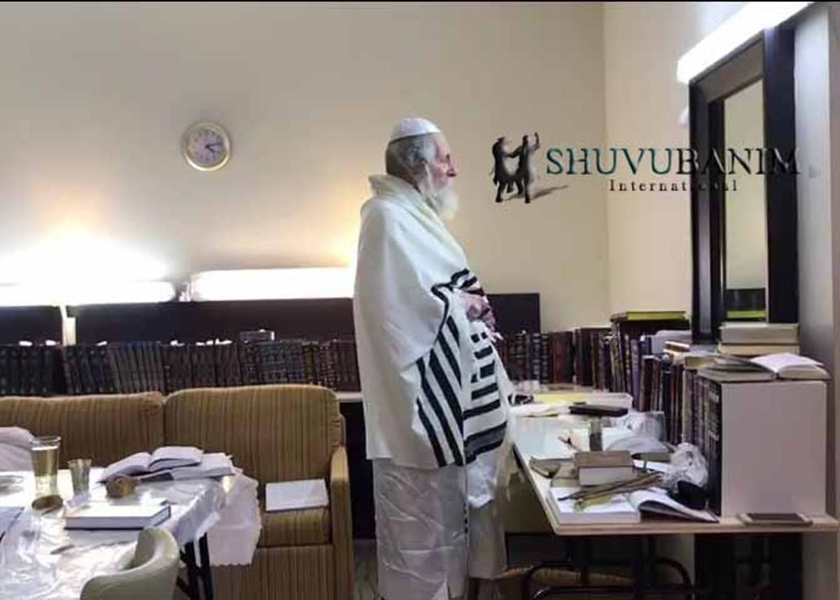 צפו: הגה"צ הרב אליעזר ברלנד שליט"א בדביקות בזמן מסירת השיעור של ל"ג בעומר