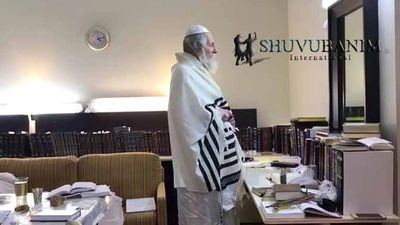 צפו: הגה"צ הרב אליעזר ברלנד שליט"א בדביקות בזמן מסירת השיעור של ל"ג בעומר