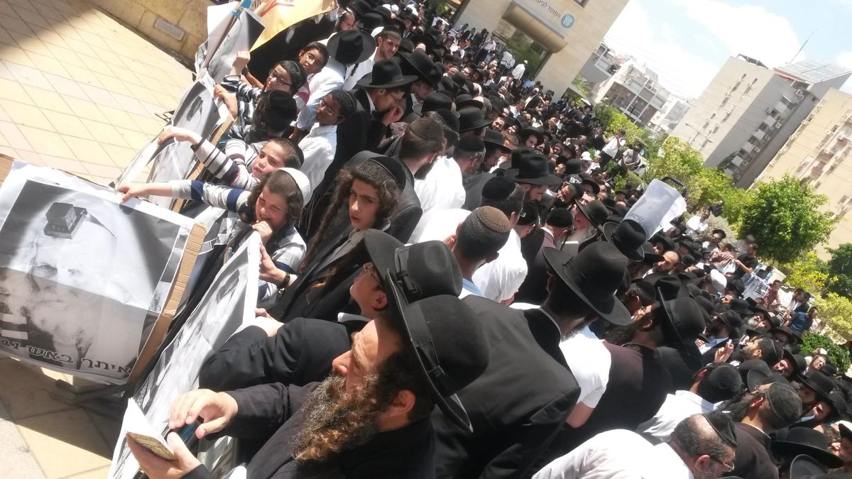 שידור חוזר מעצרת ההזדהות עם הרב ברלנד מול בית משפט השלום ראשל''צ