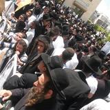 שידור חוזר מעצרת ההזדהות עם הרב ברלנד מול בית משפט השלום ראשל''צ