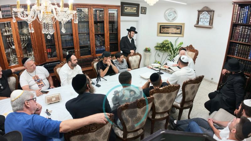 תושבי המרכז בשיעור בביתו של מורנו הרב אליעזר ברלנד שליט