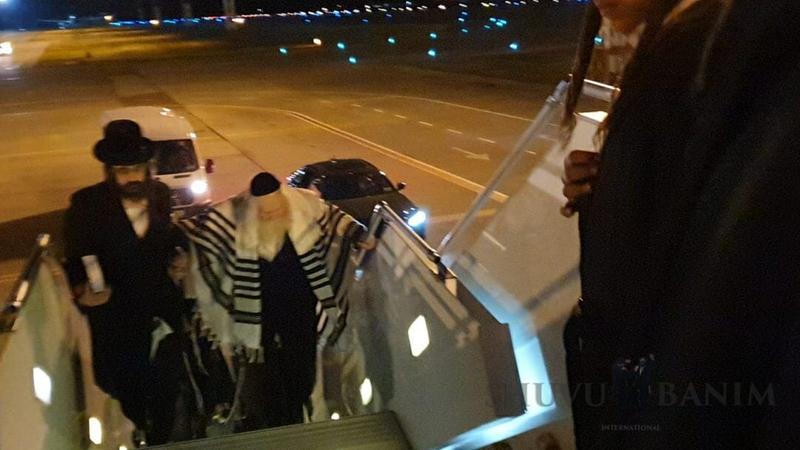 צפו: הגה"צ הרב אליעזר ברלנד שליט"א במטוס בחזרתו לארץ