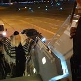 צפו: הגה"צ הרב אליעזר ברלנד שליט"א במטוס בחזרתו לארץ