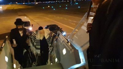 צפו: הגה"צ הרב אליעזר ברלנד שליט"א במטוס בחזרתו לארץ
