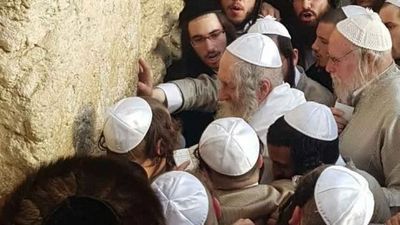 גלריית תמונות מרהיבה מהעליה לרגל של הגה"צ הרב אליעזר ברלנד שליט"א בחג הפסח