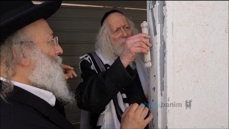 הגה"צ רבי אליעזר ברלנד שליט"א בקביעת מזוזה בבית הכנסת 'תפארת צבי' בביתר עילית