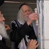 הגה"צ רבי אליעזר ברלנד שליט"א בקביעת מזוזה בבית הכנסת 'תפארת צבי' בביתר עילית