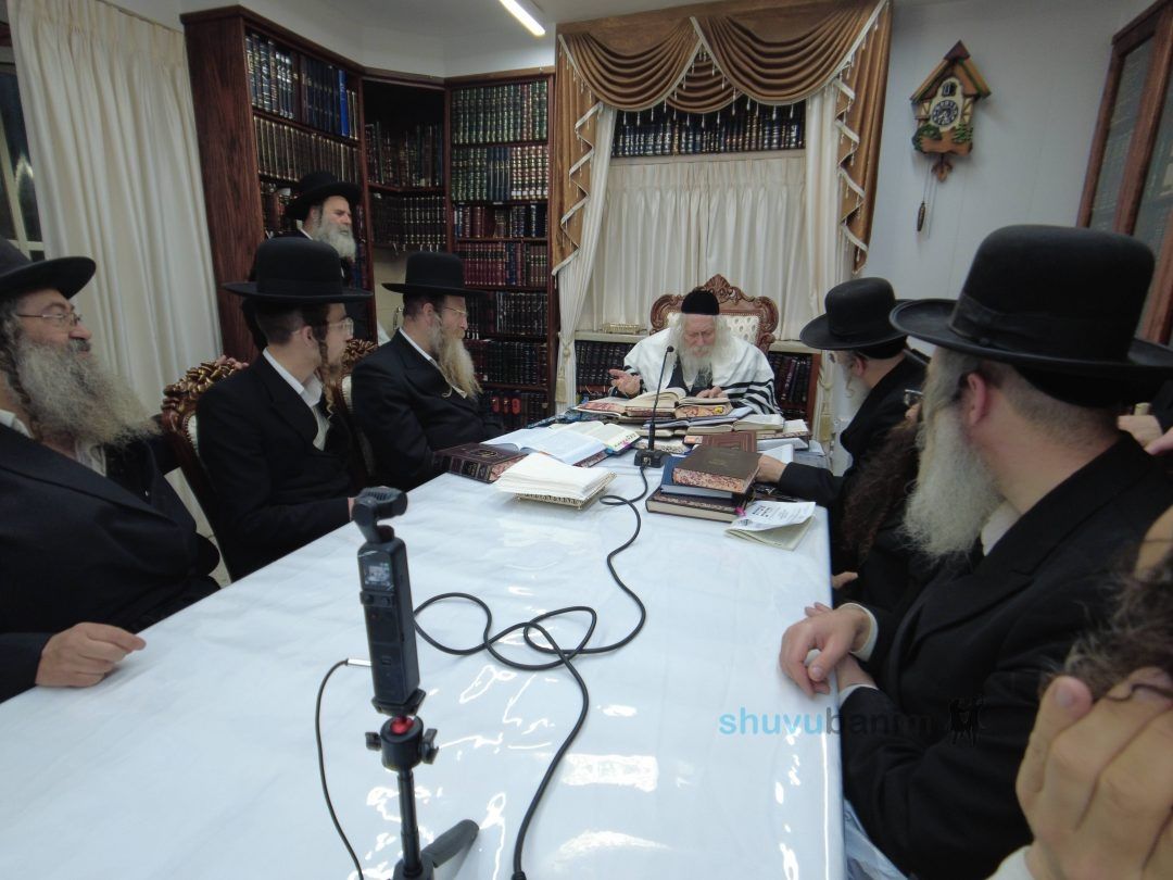 ראשי חבורת ארגון 'מפעל התורה' בשיעור במעונו של הגה"צ רבי אליעזר ברלנד שליט"א