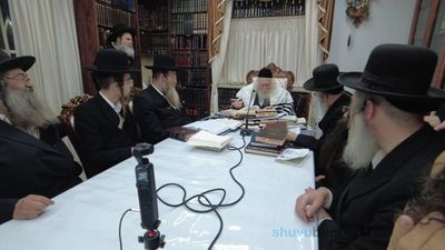 ראשי חבורת ארגון 'מפעל התורה' בשיעור במעונו של הגה"צ רבי אליעזר ברלנד שליט"א