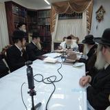 ראשי חבורת ארגון 'מפעל התורה' בשיעור במעונו של הגה"צ רבי אליעזר ברלנד שליט"א