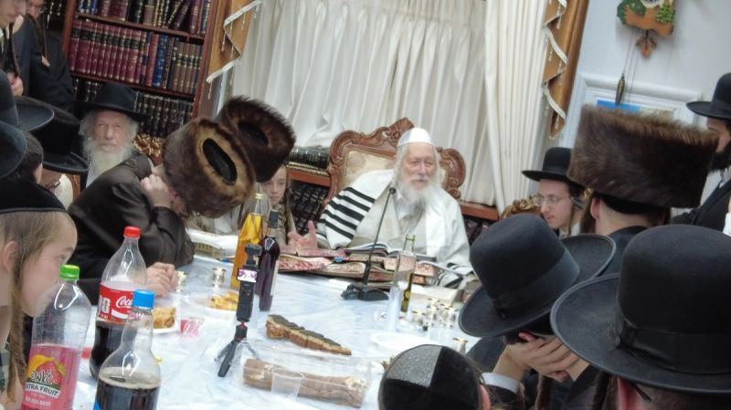 מורנו הרב משמיע שיעור על חתן וכלה בשמחת הווארט