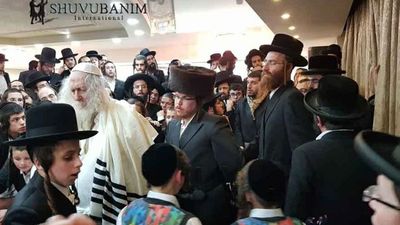 צפו: בר מצווה לנין הגה"צ הרב אליעזר ברלנד שליט"א - גלריית תמונות