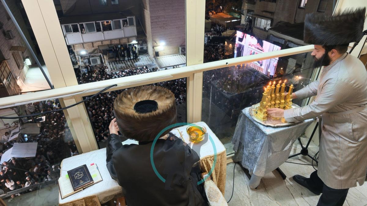 הרב ברלנד על המרפסת מול אלפי המשתתפים בהילולת רבי נחמן