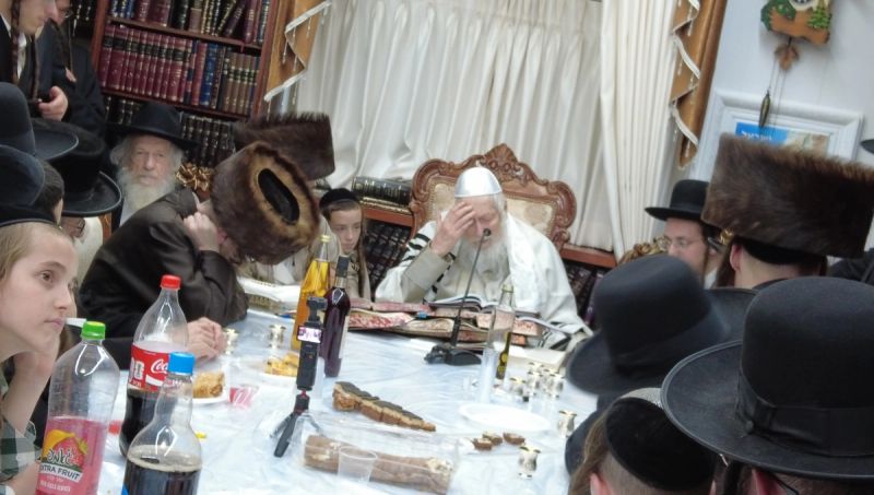 מורנו הרב ברלנד מברך את החתן ר' נחמן שיינפלד בשמחת הווארט