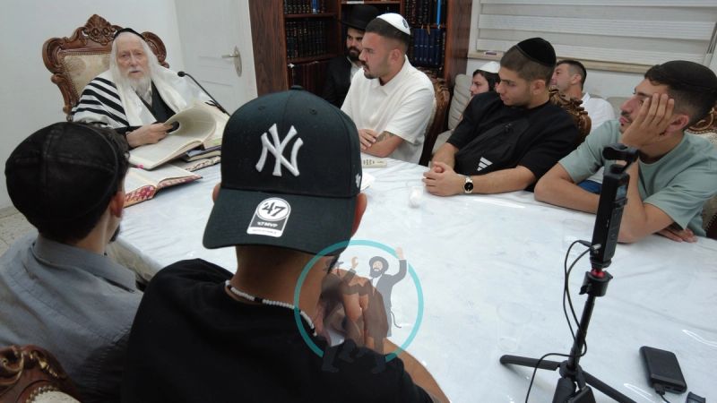 מורנו הרב אליעזר ברלנד שליט"א והקהל בשיעור