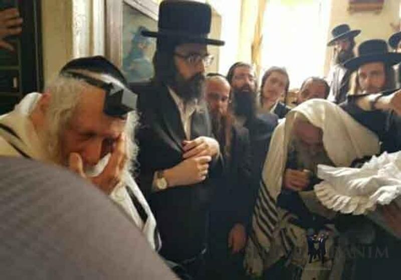 הגה"צ הרב אליעזר ברלנד שליט"א משמש כסנדק בברית בשול לנכד הרב פראנק זצ"ל