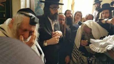 הגה"צ הרב אליעזר ברלנד שליט"א משמש כסנדק בברית בשול לנכד הרב פראנק זצ"ל